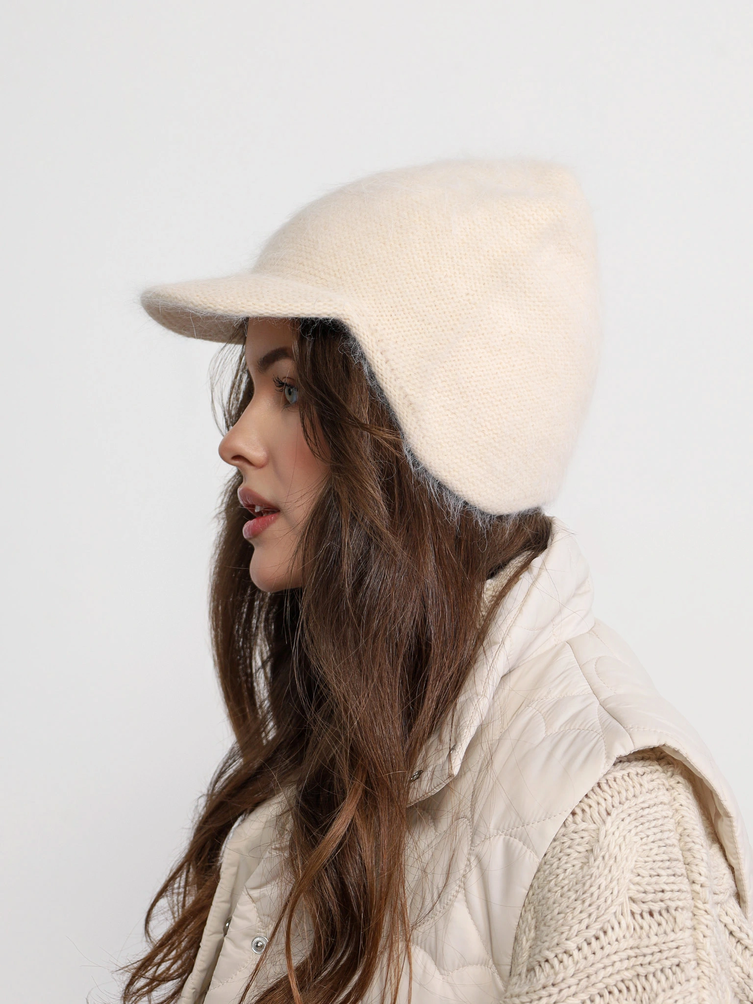 Шапка-ушанка из ангоры и нейлона с козырьком в ассортименте